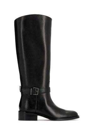 Botte haute en cuir noir avec talon bas et bride à la cheville avec une boucle argentée, vue de profil sur fond blanc.