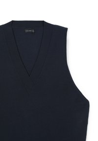 Marineblauer ärmelloser Pullover mit tiefem V-Ausschnitt, der eine glatte Textur und gerippte Kanten für zusätzliche Details aufweist. Markenetikett sichtbar.