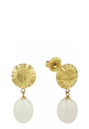 Złote kolczyki na sztyft z wygrawerowanym napisem "JOOP!" i emblematem, każdy z pojedynczą, białą, owalną perłą zawieszoną.