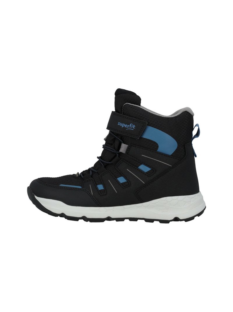 Scarpa da atletica nera mid-top con accenti blu, dotata di una parte superiore texture, cinturino regolabile e una suola bianca con battistrada a disegno.