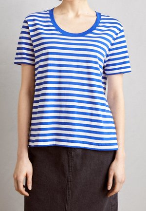 Camiseta de rayas azul y blanca con escote amplio y mangas cortas, confeccionada en una suave mezcla de algodón. Diseño de corte recto.