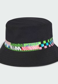 Sombrero tipo bucket negro con banda de diseño colorido con patrones a cuadros y rayas en verde, rosa y azul, y texto parcial que incluye "PETRONAS" y "TEAM".