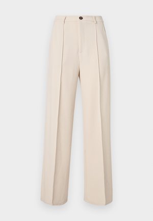 Pantaloni beige a vita alta con gambe dritte, pieghe frontali, passanti per cintura e chiusura con bottone scuro su sfondo bianco.