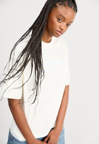 New Balance LINEAR HERITAGE TEE - Trükipildiga T-särk - sea salt