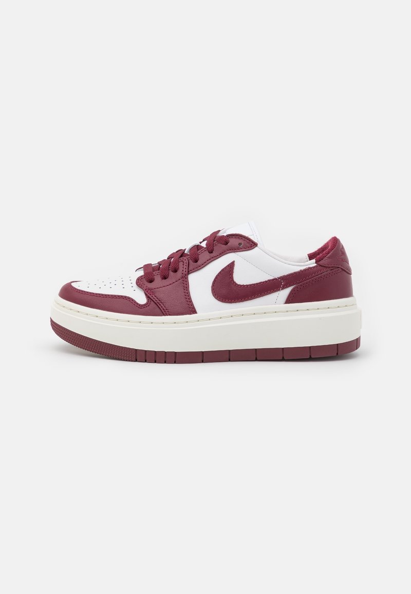 Baskets basses blanches et bordeaux avec des lacets bordeaux, logo Swoosh sur le côté et semelle blanche épaisse avec des accents bordeaux sur la bande de roulement.