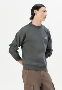 Jack & Jones PREMIUM JPRBLACHAD BRANDING CREW NECK - Sweatshirt - volcanic ash