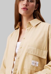 Calvin Klein Jeans LONG UTILITY SHIRT - Camicia - pale khaki