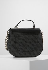 Sac à main en cuir synthétique noir à la forme arrondie, avec une bandoulière chaîne décorative, une poche avant et un rabat supérieur lisse, orné d'un motif de logo embossé sur toute la surface.