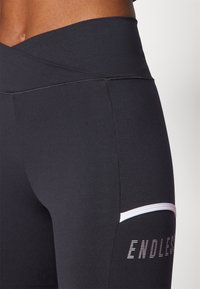 Endless LINE POCKET - Háromnegyedes sportnadrágok - black/grey
