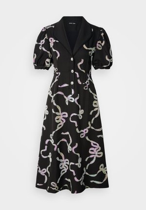 Fekete ruha rövid puffos ujjakkal, kivágott gallérral, dekoratív gombokkal és színes, örvénylő flittermintákkal az egész felületen.