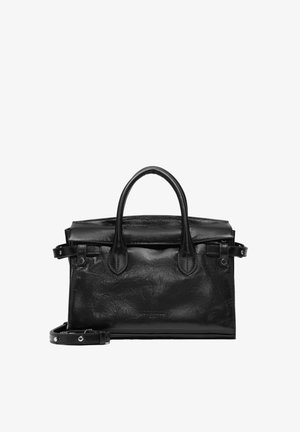 Czarna skórzana torebka o zorganizowanej formie, z podwójnymi uchwytami u góry, regulowanym paskiem oraz klapą zamykającą. Charakteryzuje się minimalnymi okuciami i gładką teksturą.