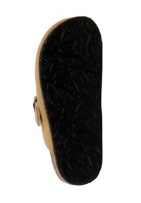 Brun åben tå sandal med en sort tekstureret gummisål. Har en metallisk spænde og en glat overflade, designet til komfort og stabilitet.