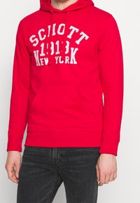 Felpa con cappuccio rossa in misto cotone, con tasca a marsupio, cappuccio con coulisse e testo stampato bianco che recita "SCHOTT 1913 NEW YORK".