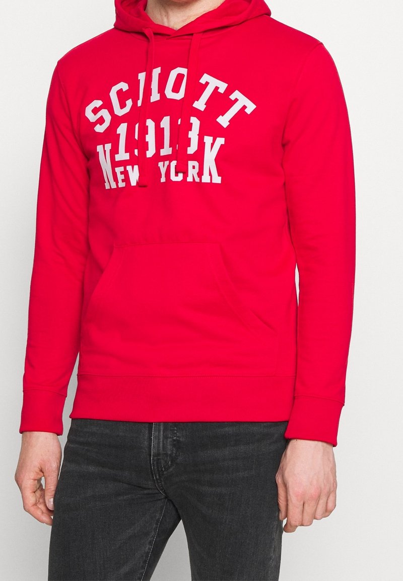Felpa con cappuccio rossa in misto cotone, con tasca a marsupio, cappuccio con coulisse e testo stampato bianco che recita "SCHOTT 1913 NEW YORK".