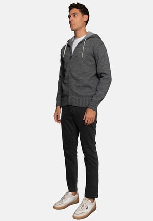 - Jeansy Slim Fit