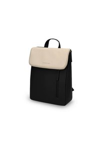 Svart ryggsäck med en beige lucka och handtag på toppen. Har en dragkedjeficka framtill, tillverkad av hållbara material, med en strukturerad design.