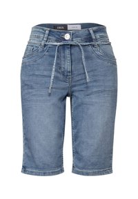 Pantalones cortos de mezclilla tipo bermuda en azul claro con cintura ajustable, diseño de cinco bolsillos y dobladillos enrollados. Presenta una sutil textura desgastada.