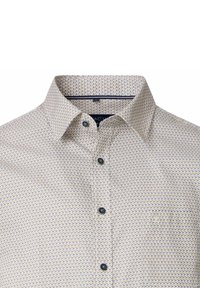 Overhemd met een beige basis, met een geometrisch patroon in blauw en geel. Het heeft een standaardkraag en donkere knopen.