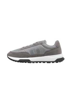 Zapatillas deportivas grises con una parte superior de textil suave, acentos de ante, una suela plana y un detalle de logo en el lateral. Diseño ligero y de bajo perfil.