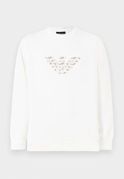 Sudadera blanca con un diseño de logo texturizado y multicolor en el centro. Mangas largas y cuello redondo con ribete. Material suave.