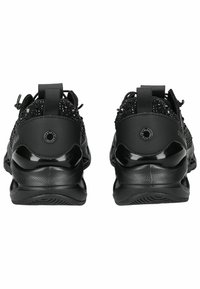 Zapatillas deportivas negras con parte superior de malla texturizada, acentos de plástico suave, talón acolchado y suela de goma con un dibujo en relieve.