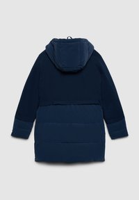 Giubbotto puffer blu navy con cappuccio, caratterizzato da una parte superiore testurizzata e una parte inferiore liscia, polsini elasticizzati e una vestibilità morbida.