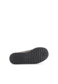 Semelle en suède brun avec un dessous en caoutchouc noir texturé, présentant un motif de semelle en zigzag et un logo de marque en relief.