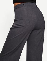 Grijze op maat gemaakte broek met een gladde textuur, wijde pijpen en een middelhoge taille. Bevat subtiele stiksels en een stijlvolle afwerking.