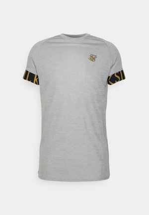 Helles graues T-Shirt mit kurzen Ärmeln, schwarzen und goldenen, mit Logo versehenen Belegen an den Ärmeln sowie einem kleinen goldenen Logo auf der linken Brust.