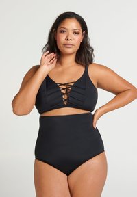 Čierny bikiny set s krížovým dizajnom na vrchu a vysokým pásom na spodnej časti. Hladká textúra a nastaviteľné popruhy.