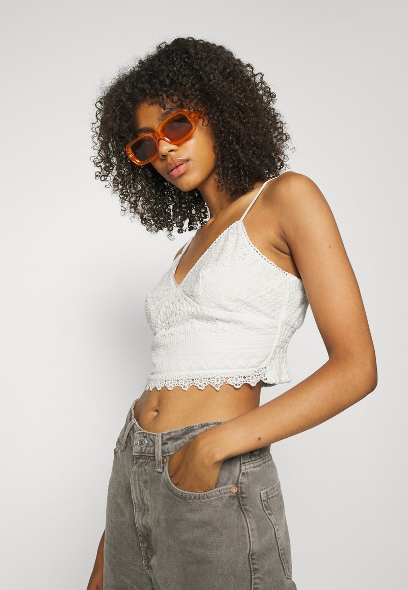 Vero Moda VMHONEY LACE CROPPED Top snow TOP - - V-NECK white/weiß