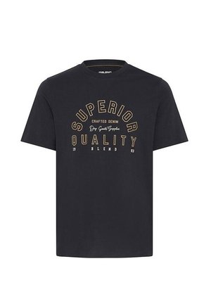 T-shirt noir en coton avec un col rond. Le devant comporte un texte doré : "SUPERIOR QUALITY BLEND" et "CRAFTED DENIM", avec un design courbé.