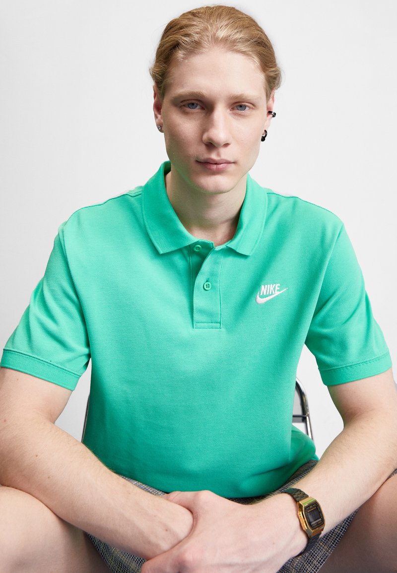 Nike Sportswear CLUB MATCHUP Polo shirt spring green/white/green