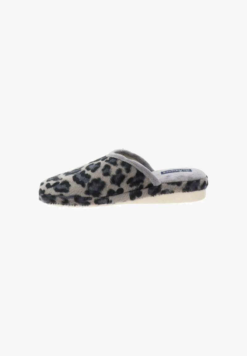 Zapatilla con estampado de leopardo, exterior de suave pelaje sintético gris, diseño de calzado sin hebillas, punta redondeada y suela plana de color claro.