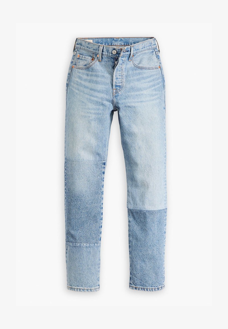 Lyseblå denimjeans med et unikt paneldesign med varierende nuancer og teksturer. Klassisk fem-lomme stil med lynlås.