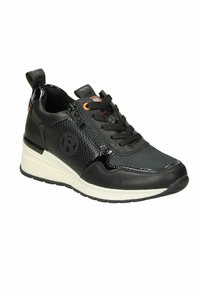 Zapatilla negra con una parte superior de malla texturizada, acentos de cuero brillante y un logotipo distintivo. Presenta una entresuela blanca gruesa y cordones.