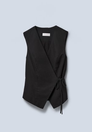 Czarna bezrękawnikowa bluzka z zawiązywaniem w talii, charakteryzująca się gładką fakturą i wyraźnym dekoltem w kształcie litery V.