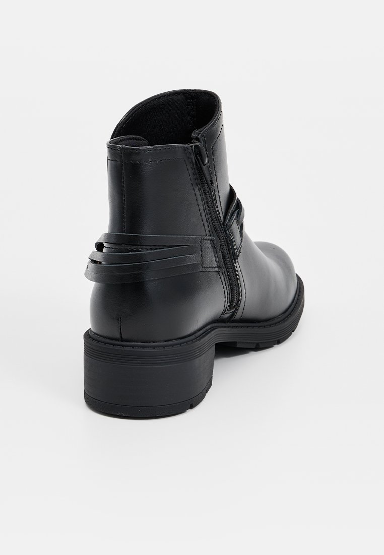 Stivale alla caviglia nero in pelle lucida con zip laterale e cinture decorative attorno alla caviglia. Sole spesso con una finitura testurizzata.