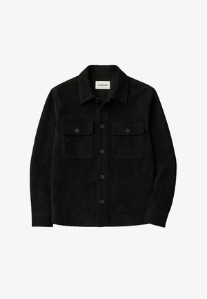Zwarte button-up jas met kraag, lange mouwen en twee borstzakken met kleppen en knopen, gepresenteerd tegen een witte achtergrond.