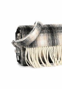 Ruuduline villast õlakott kreemika frantsi äärise, hõbedase SF-logo ripatsi ja sobiva rihmaga valgel taustal.