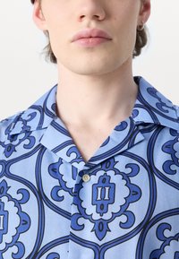 Les Deux ORNAMENT SHIRT - Srajca - summer sky/surf blue