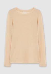 Ljus persiko långärmad topp gjord av mjukt, lätt material. Har en rundad halsringning och en avslappnad passform med en subtil textur. Inga mönster.