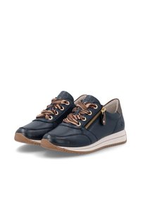 Paire de chaussures décontractées en cuir bleu marine avec semelles en caoutchouc marron, lacets à motifs et fermetures éclair latérales sur fond blanc.