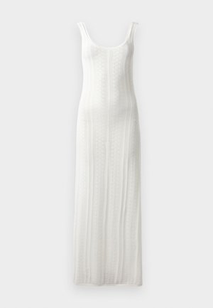 Vestido largo de punto blanco con escote redondo, textura acanalada y tirantes anchos. Presenta un patrón de rayas verticales y una silueta recta.
