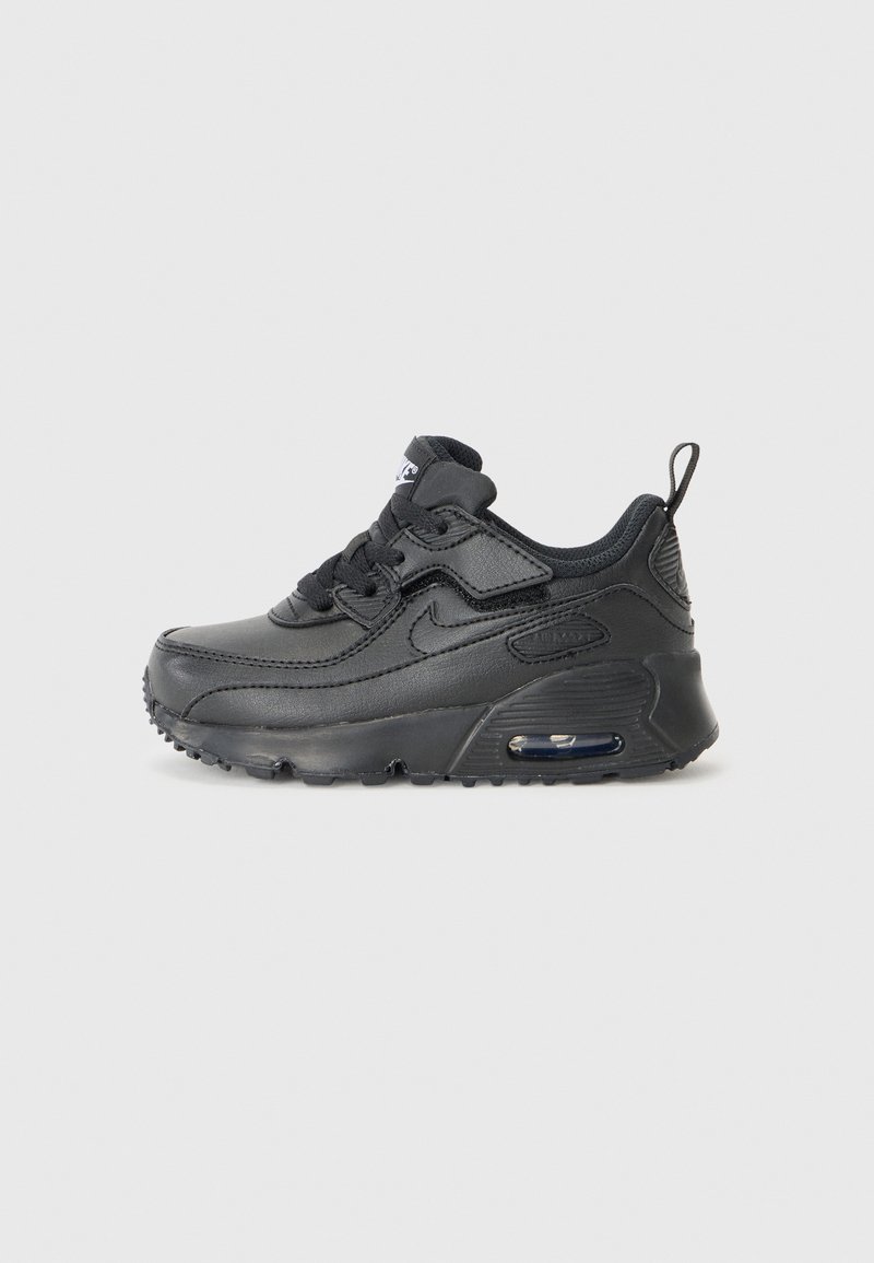 Shoe atlético preto com parte superior em couro, design de atacadores, colarinho acolchoado, amortecimento de ar na sola e sola texturizada para aderência.