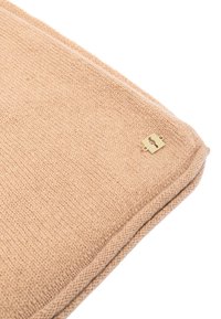 Beżowa tkanina tekstylna o gładkiej fakturze z złotym akcentem metalowym. Krawędzie są starannie wykończone, tworząc prostokątny kształt.