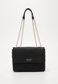 Borsa nera realizzata in materiale testurizzato, con chiusura a patta, tracolla in catena e pelle, logo dorato e design minimalista.