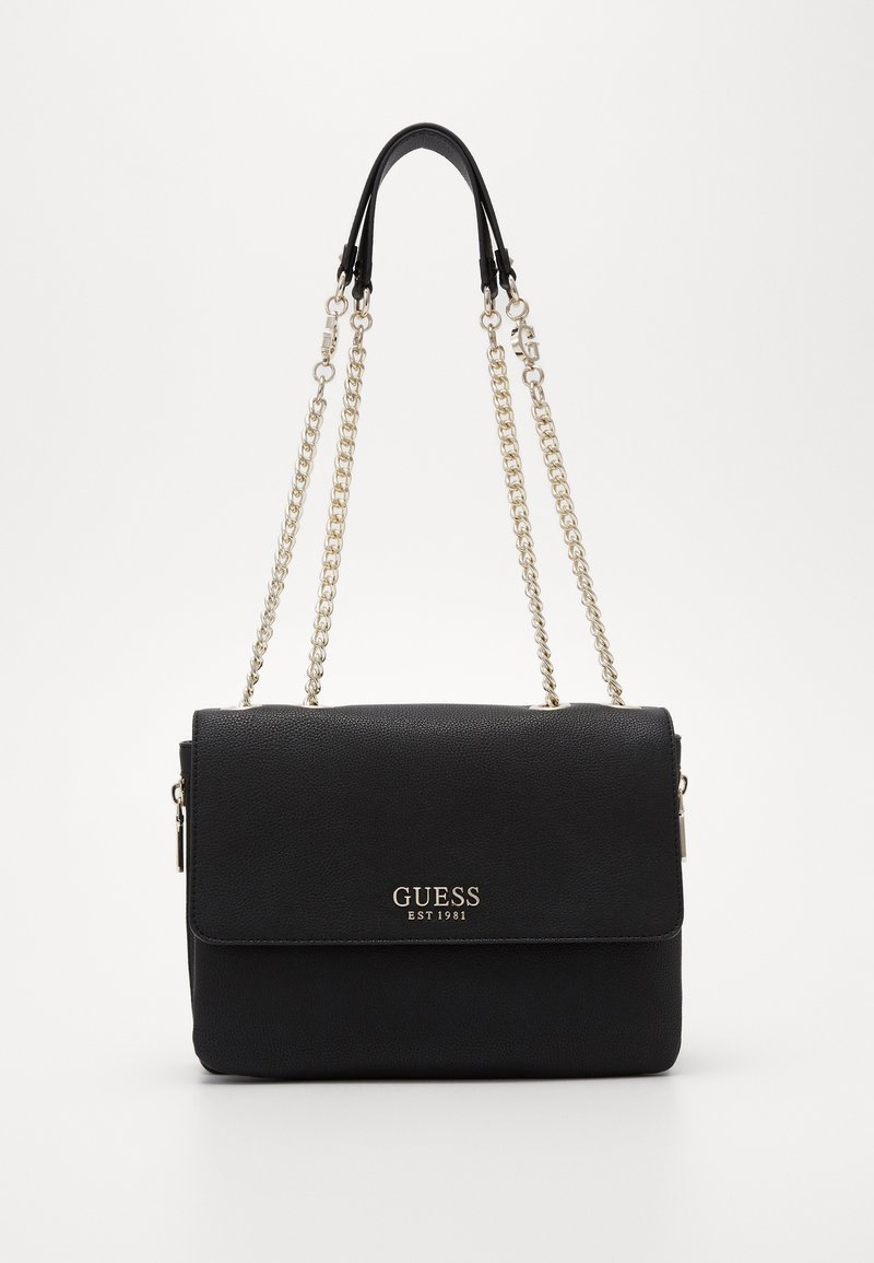 Borsa nera realizzata in materiale testurizzato, con chiusura a patta, tracolla in catena e pelle, logo dorato e design minimalista.
