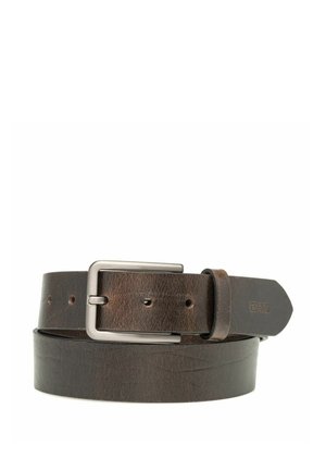 Ciemnobrązowy skórzany pasek z prostokątną srebrną klamrą, zwinięty, z nazwą marki wytłoczoną blisko spiczastego końca.