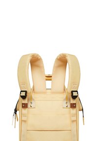 Zaino giallo chiaro con spallacci imbottiti, forma quadrata, fibbie regolabili e finitura in tessuto testurizzato. Presenta zip e dettagli in metallo.